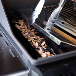 Napoleon Sear Plates� Smoker Box � Autentisk r�gsmag direkte p� din gasgrill