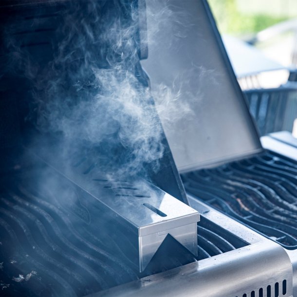 Napoleon Sear Plates� Smoker Box � Autentisk r�gsmag direkte p� din gasgrill