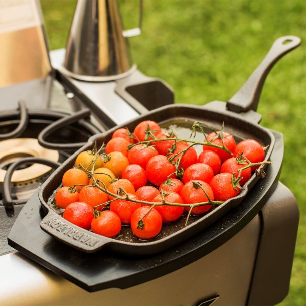 Napoleon PRO Sizzlepande i St�bejern med Bordsk�ner � Fra grill til middagsbord